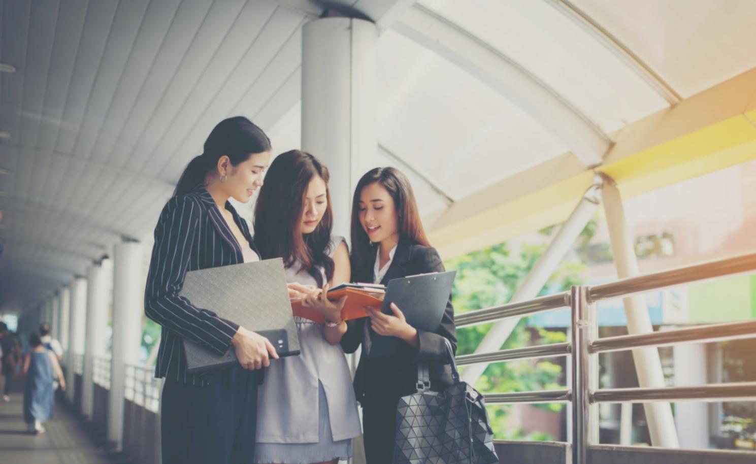 Teilnehmer bei der praktischen Arbeit mit Finanzunterlagen
